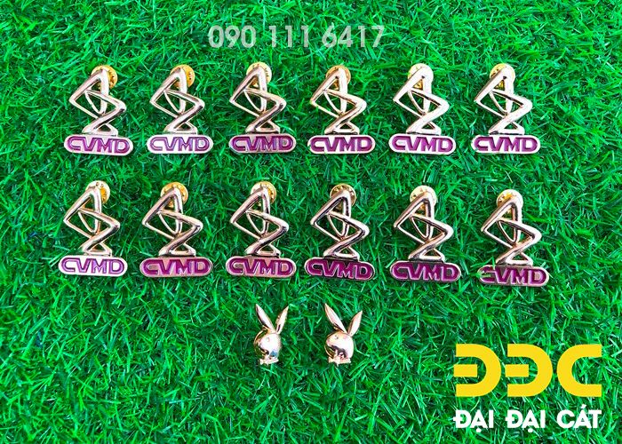 Huy hiệu kim loại