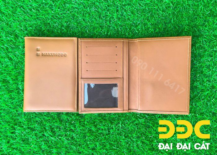 Sử dụng ví da đựng hộ chiếu